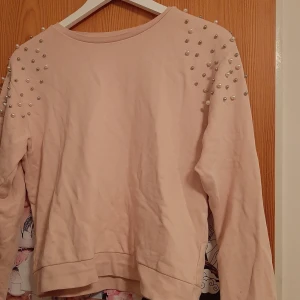 Rosa pärltröja - Säljer nu denna fina rosa pärltröja från Lindex då den inte har kommit till användning under några år 💕 