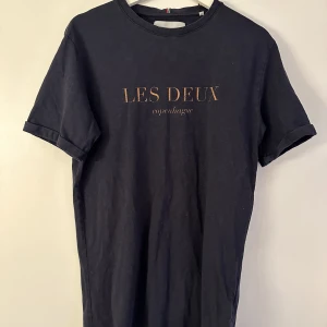 T-Shirt - Superfin mörkblå T-Shirt med märket Les Duex☺️Jättebra kvalitet.