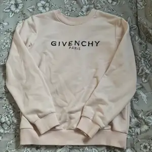 Så fin rosa tröja från Givenchy i stl 12+💘