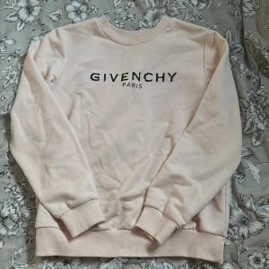 Givenchy tröja - Så fin rosa tröja från Givenchy i stl 12+💘