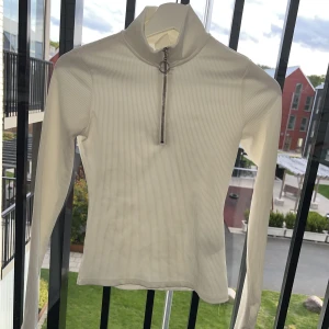 Topp - Vit topp/blus i storlek xs