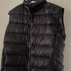 Parajumper väst - Tjena! Säljer nu min väst då den e för liten och aldrig använder den. Den e som ny utan skavanker/ skriv vid intresse!