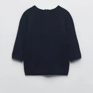 Säljer min jättefina mörkblåa stickade tshirt från zara som inte längre finns att köpa.💗 300kr+frakt(nypris 400kr) aldrig använd!