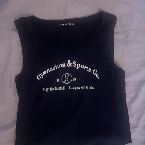 Blå topp💙 - En fin blå topp med text på, använder knappt med bra material