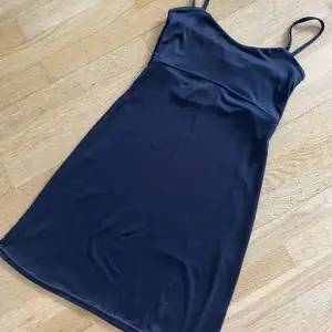 Svart klänning Fint skick  Strl 36  Från H&M  Passa på att buda i helgen -FRI FRAKT FRAM TILL SÖNDAG KVÄLL!!! 🤩☀️🤗 
