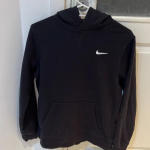 Nike hoodie -  En svart nike hoodie i bra skick! Den är i storlek XL men passar också som L