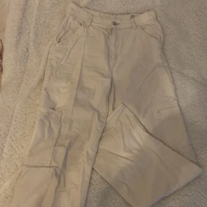 Cargos - Beige/vita cargos från H&M, säljer pga de är för stora på mig. Strl 40 och använda bara några gånger