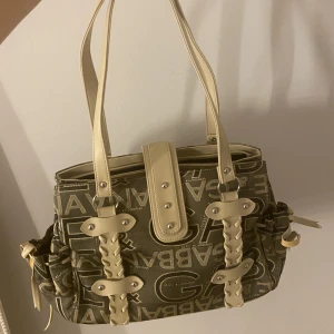 Dolce&Gabbana väska - Fin brun Dolce & Gabbana väska som passar bra till skolan! Den är mellanstor och är i väldigt bra skick. Säljer för hyfsat lågt pris då jag vill bara bli av med den. Skriv vid frågor🩷