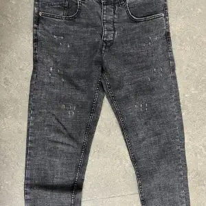 Ett par mörkgråa jeans. Använda ett fåtal gånger. Inte köpta i Sverige. Storlek S