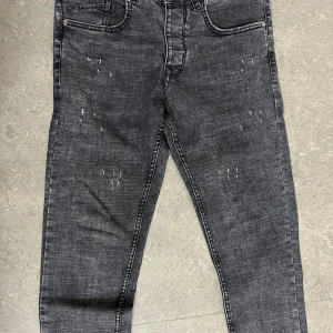 Jeans - Ett par mörkgråa jeans. Använda ett fåtal gånger. Inte köpta i Sverige. Storlek S. Passform: skinny.