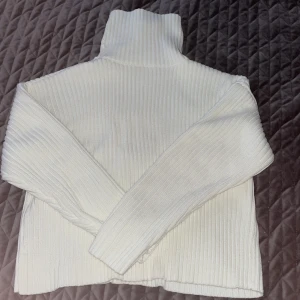 Vit stickad tröja - Använt 2-3 gånger,  jätte fin och skön tröja inga märken 💕