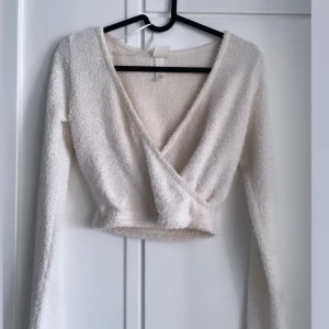 Vit topp  - Säljer denna super snygga toppen som jag älskar men tyvärr är den för liten för mig 🫶🏼jätte skön material 