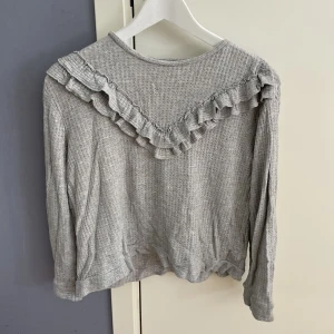 Tröja - Säljer denna tröja frpn zara. Är använd mycket men är i fint skick!