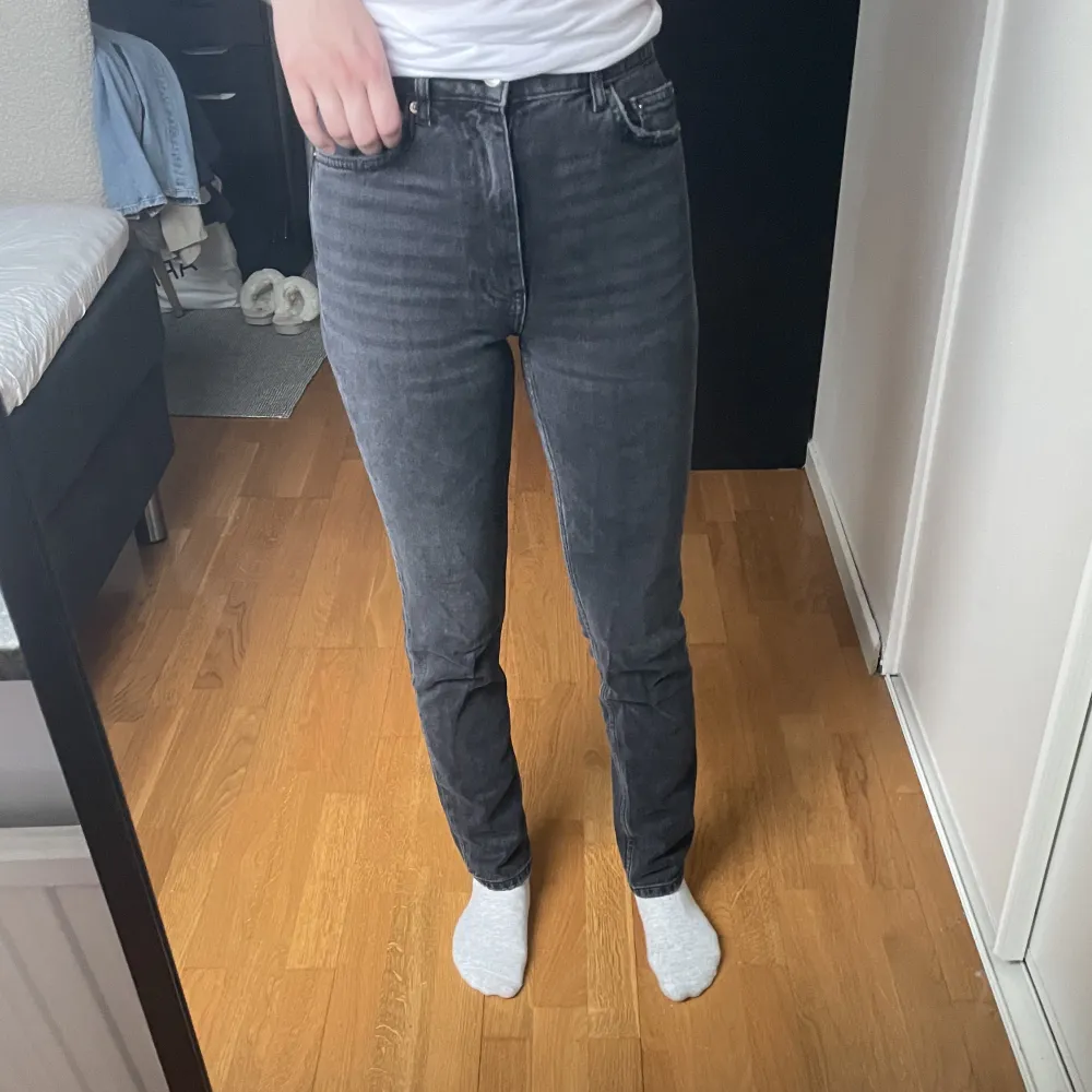 Gråa jeans från Gina tricot i storlek 32. För små för mig. Knappt använda. . Jeans & Byxor.