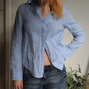 Ljus blå linne skjorta  - Ljus blå linne skjorta. Perfekt skick! Lite skrynklig på bilden, säljer då jag ej använder längre 🧞‍♂️