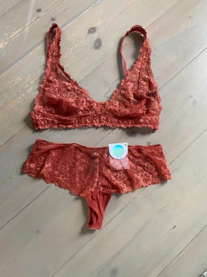 Monki nytt set - Rostrött set från monki strl s/m bh passar 75-80 c
