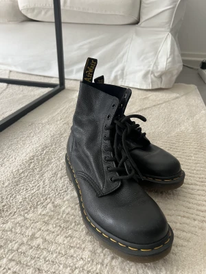Dr martens  - Nästan helt nya dr matrtens som är använda 3-4 gånger, säljer då jag köpte för liten storlek. Nypris 1700 kr säljer för 800 kr