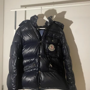 Moncler jacka  - Hej säljer min jätte fina moncler jacka i storlek 3 