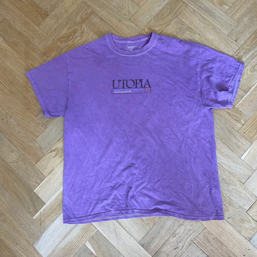 Den urban outfitters tshirt är i en väldigt snygg färg och passform. Använd men i bra kondition.. T-shirts.