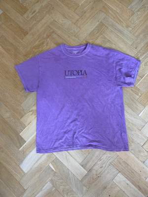 Den urban outfitters tshirt är i en väldigt snygg färg och passform. Använd men i bra kondition.