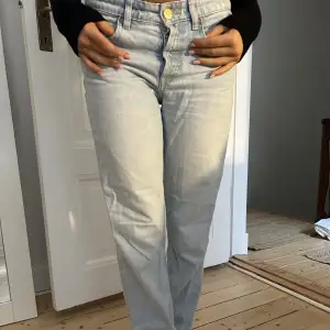 Mid-waist jeans från Zara helt utan defekter!💗💗 