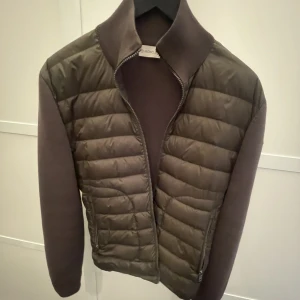 Moncler cardigan - Säljer nu denna feta moncler cardiganen. Köpt från haiendo shop under 2022. Finns orderbekräftelse och även orginaltaggar. Väldigt unik olivgrön färg. Storlek M men sitter som S. Finns tre små defekter som går att få bild på i Dm. Kan vara öppen för byten