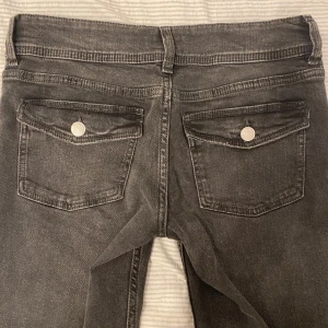 Low waist bootcut jeans - Säljer dessa Low waist bootcut jeansen från gina Young i stl 164. Passar mig som har stl xs. Endast använda en gång och är i jättebra skick. Säljer för att dom inte kommer till användning🫶