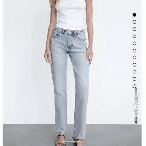 Mid rise jeans💗 - Populära zara jeans💗De är mer blå i verkligheten! Säljer då de blivit för små💗Skriv för bilder eller frågor