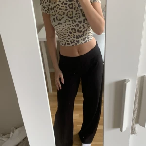 Leopard mönstrad T-shirt  - T-shirt med leopard mönster