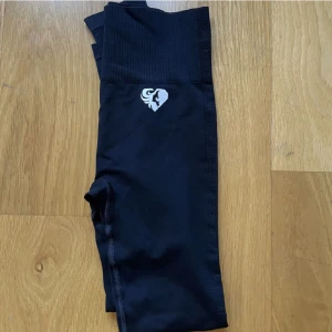 Träningsbyxor  - Säljer dessa sjukt sköna träningsbyxor från womens best. Endast använd 1 gång! Skriv privat om fler bilder eller frågor😁