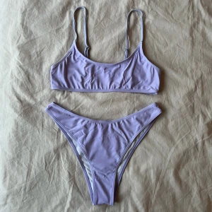 BIKINI - Fin ljuslila bikini i sportigare modell och mjukt material, reglerbara band! Den är i nyskick, säljer då jag har andra bikinis jag använder mer 💜Köparen står för frakt 💜
