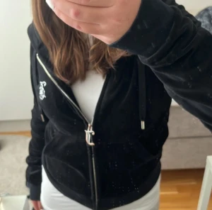 🖤svart juicy couture kofta med glitter stenar🖤 - Ny pris 1100kr🖤 bra skick har tappat lite färg vid Dragkedjan men annars som ny 🖤