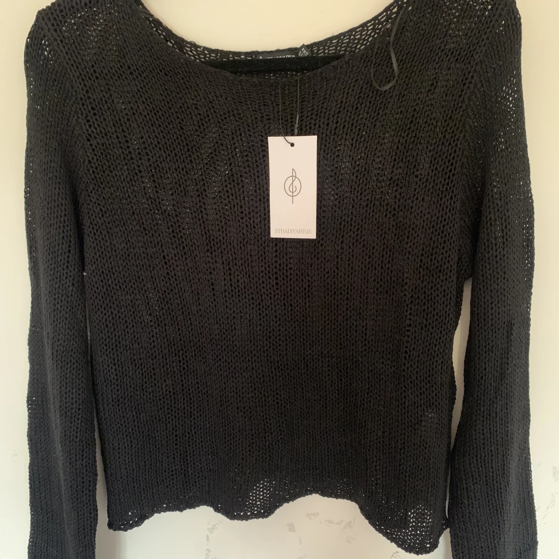 Svart hålstickad tröja med utsvängda armar - 91