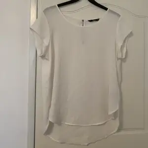 Fin vit T-shirt från Only. Är i ett blus material samt är lite see through. Väldigt finns fint skick Om ni vill ha några fler bilder så är det bara att skriva😊