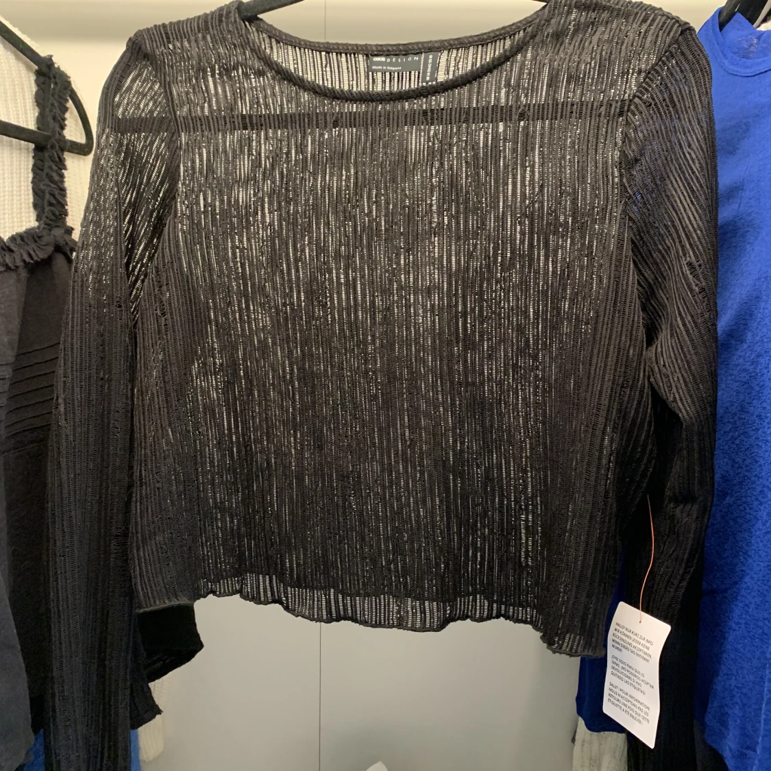 Svart topp med långa ärmar och hålstickad textur - 91