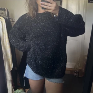 Glittrig stickad  - Glittrig stickad, i material som inte nopprar. Knappt använd