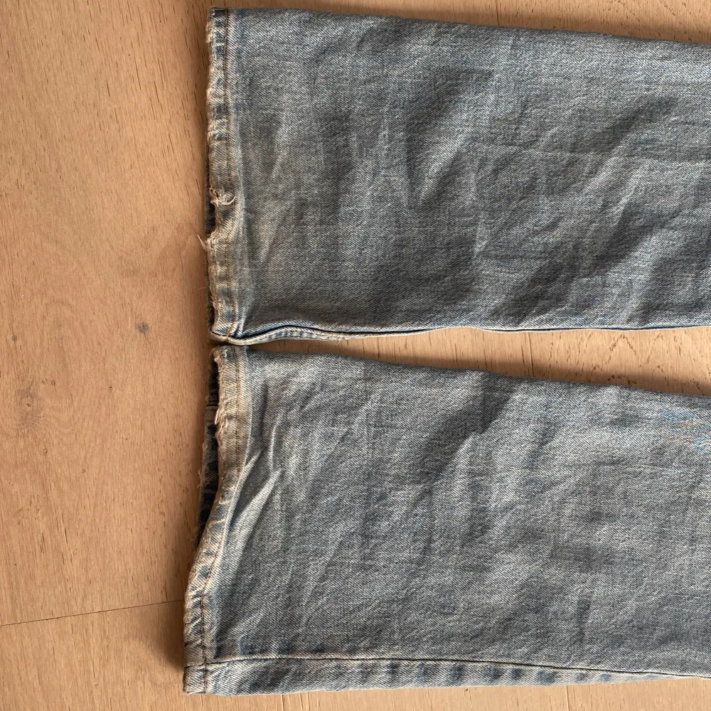 Säljer mina fina Gina Young jeans på grund av att jag har gått ner några storlekar och där med inte kan ha dem längre💕Dom e i bra kvalitet då jag inte använt de så mycket dom e dock lite slitna längst ner på benen (bild 3)💗om du har frågor fråga bara på!. Jeans & Byxor.