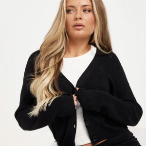 Svart kofta - En svart kofta från Nelly. Helt oanvänd. Köpt för 299kr. Skriv om du har några frågor. 