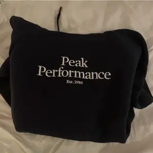 Säljer denna sjukt sköna hoodien från peak performance som är helt ny. Skriv privat om fler bilder eller frågor😍