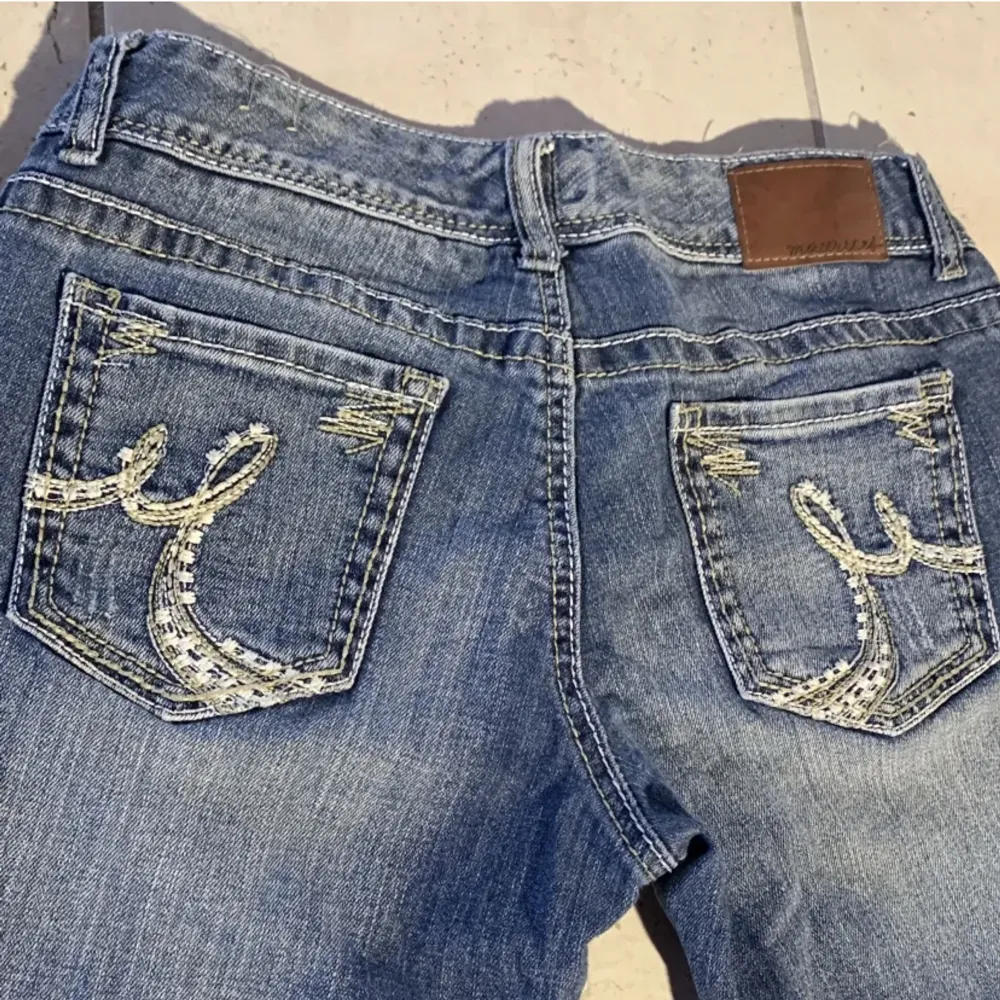 Säljer dessa jeans igen på grund av komplikationer med förra köparen.  Hon på bilden är 164 cm.  Säljer för att de inte passar mig och behöver pengar❣️💞 köpta för 600kr Midja 89, innerben 86. Jeans & Byxor.