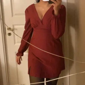 Söt klänning - Säljer min jättesöta klänning som är perfekt till vinter och höst. Den passar inte riktigt min klädstil och säljer därför till ny ägare för ett billigt pris. Den är oanvänd och därav i nyskick! Skriv för mer info och vid intresse🪵🍂🍁