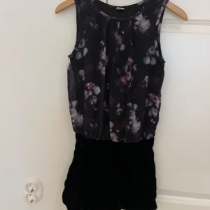 Jumpsuit  - Jumpsuit med svart shorts och mönstrad överdel. Hör bara av er om frågor kring bilder osv