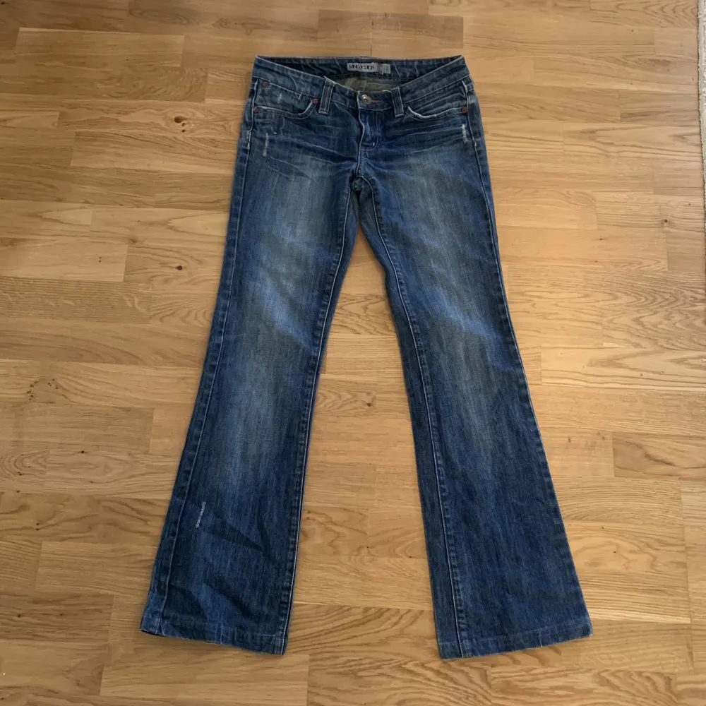 Lågmidjade jeans från mango🙌köpta på plick men satt inte som jag ville, Midjemått: 78 innerbenslängden: 80☺️💕använd gärna köp nu!. Jeans & Byxor.