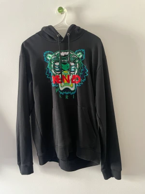 Kenzo hoodie - Kenzo hoodie ————————— Strl: L Cond: 7/10 (finns ett hål i ens armhålan) Färg: Svart  Retail: 2799kr Vårat pris: 600kr