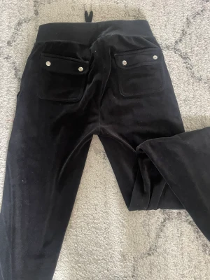 Juicy Byxor - Ett par jättefina juicy byxor i fint skick. De är använda men det syns nästan inte. Allt på dem är nästan nyskick förutom enda fickan då en söm gått upp lite med det syns inte❤️