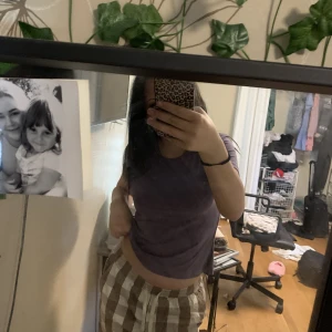 Lila T shirt!💜 - lila T-shirt , randigt tyg (bläddra till sista bilden för att se), sitter bra, kommer inte till använding så säljer 🩷