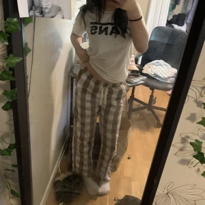 Rutiga pyjamas byxor - Rutiga pyjamasbyxor! Användes för kanske 1 år sen men tvätta sjölvklart innan köp! Passar folk till 155cm-160cm, storlek Xs. Skriv för mer information 💓!