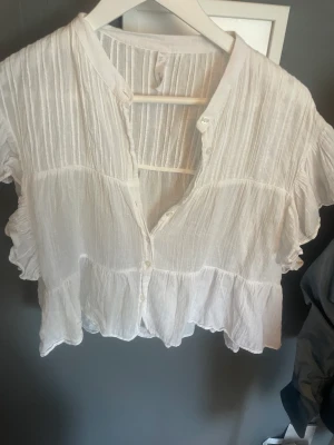 Mango blus! - Hej säljer nu denna sjukt fina mango blus! Knappt använd! Skriv för frågor mm❤️