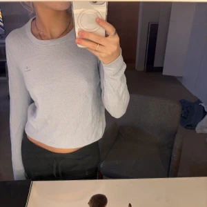 Gant tröja - Inte så använd, men är inte i nyskick skulle jag säga. Den har nåra defekter som jag kan skicka bild på om så önskas, men inget stort.