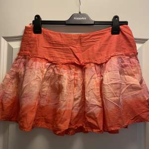 Jättefin somrig kjol från topshop i storlek 12, skulle tro att det är en M/38💓